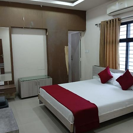 Hotel Tirupati Palace Indore Buitenkant foto