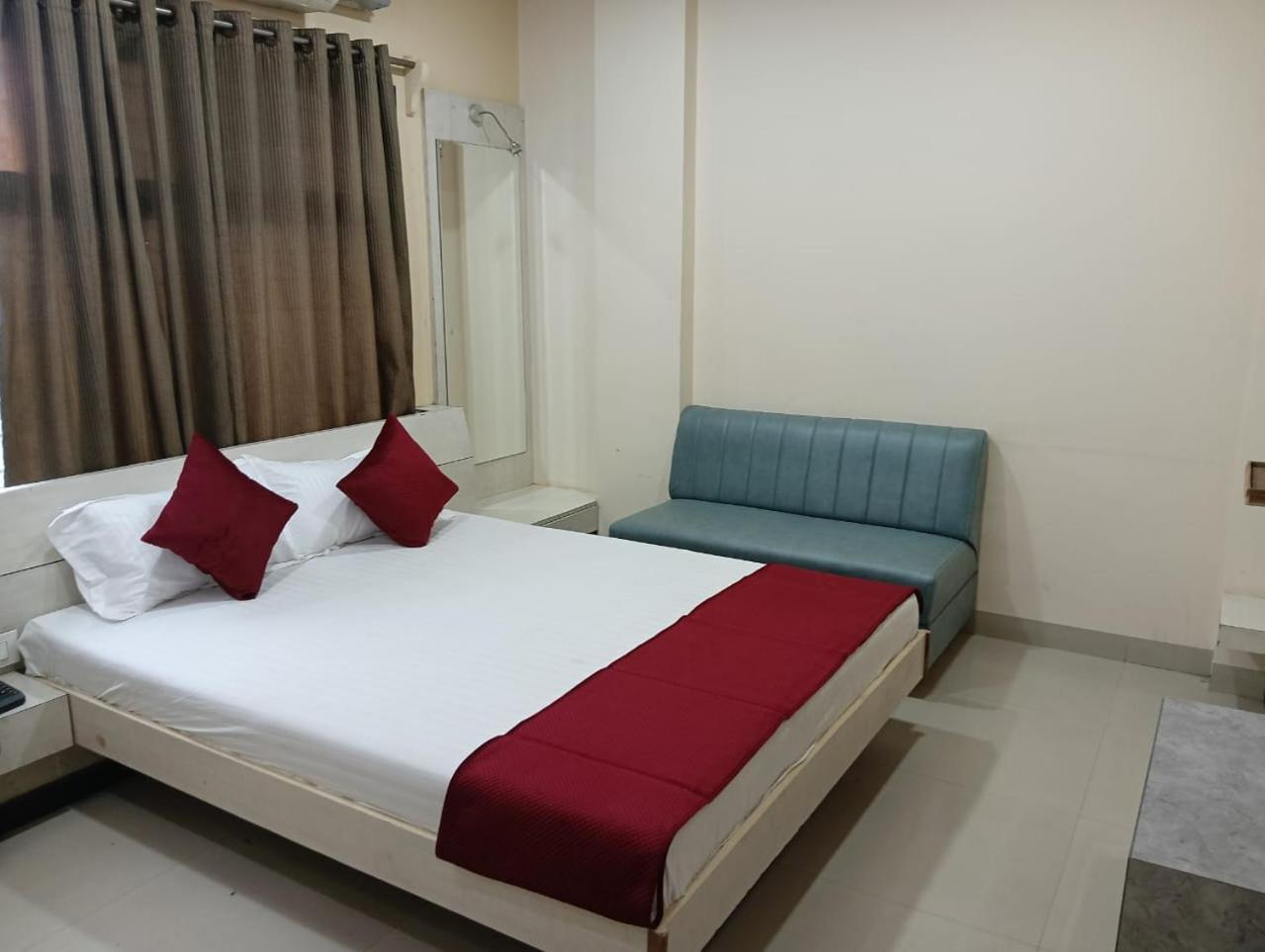 Hotel Tirupati Palace Indore Buitenkant foto