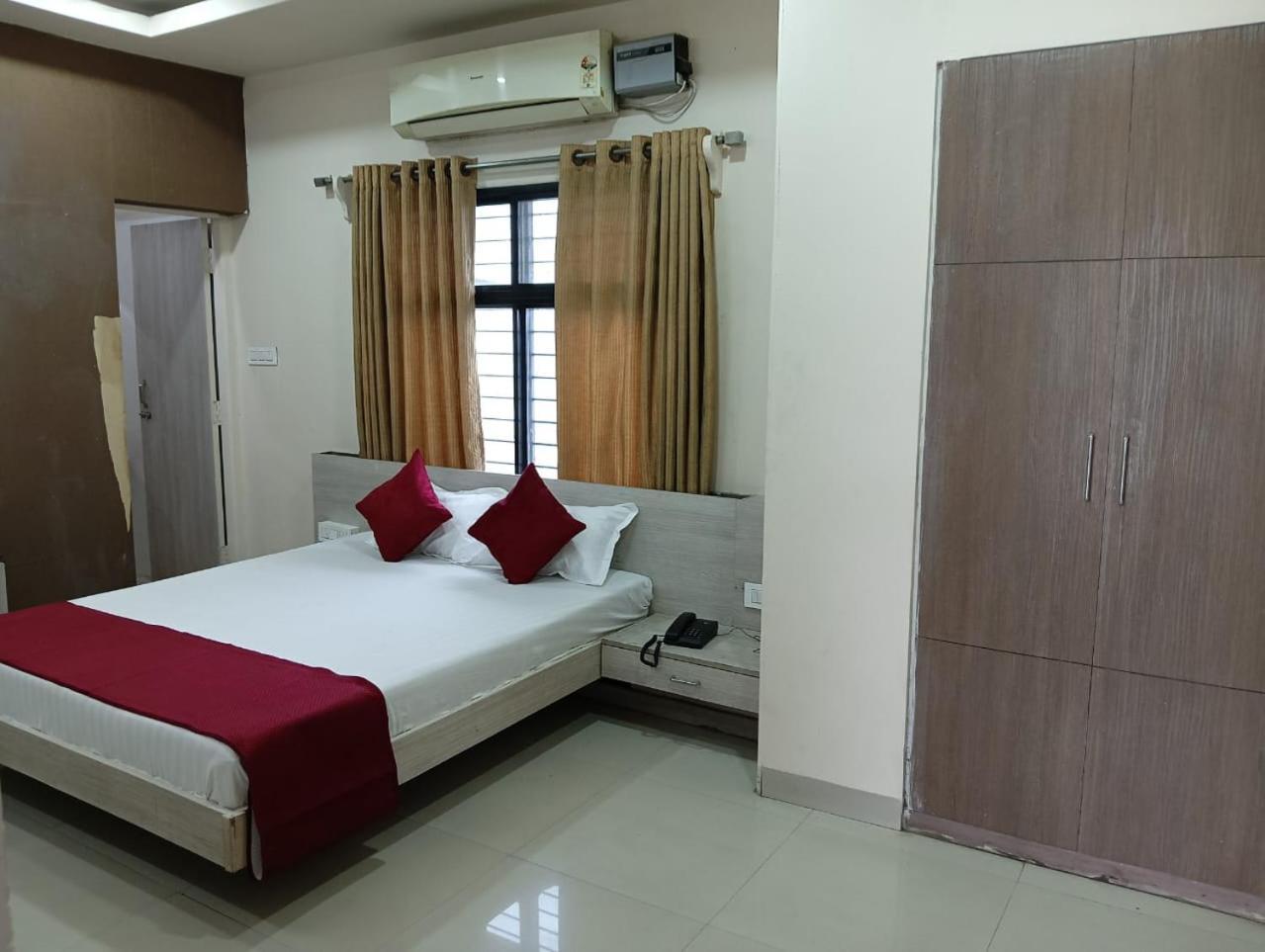Hotel Tirupati Palace Indore Buitenkant foto