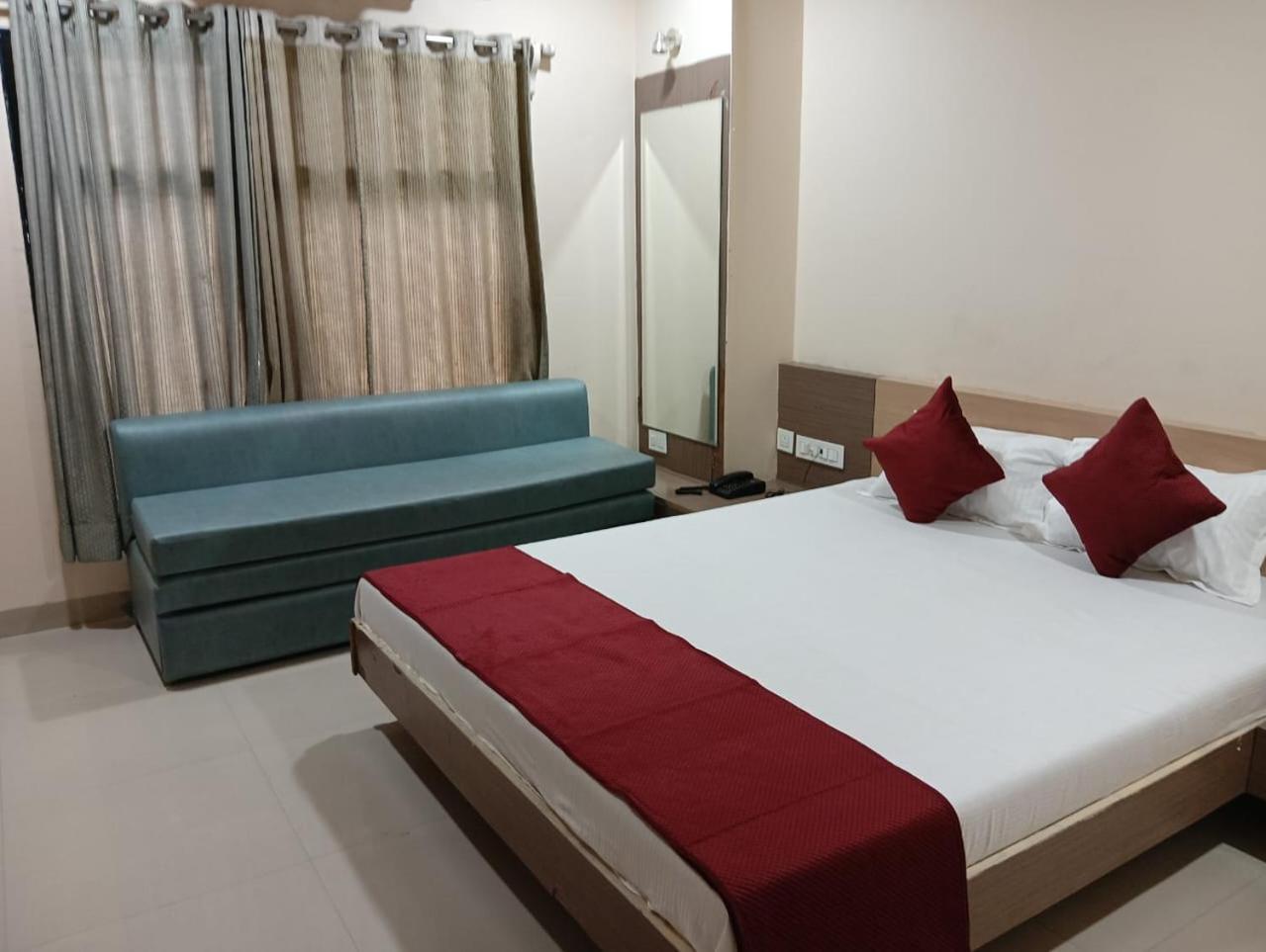 Hotel Tirupati Palace Indore Buitenkant foto
