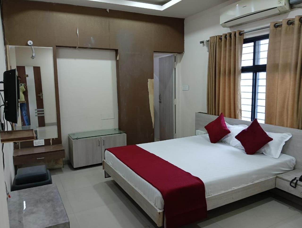 Hotel Tirupati Palace Indore Buitenkant foto