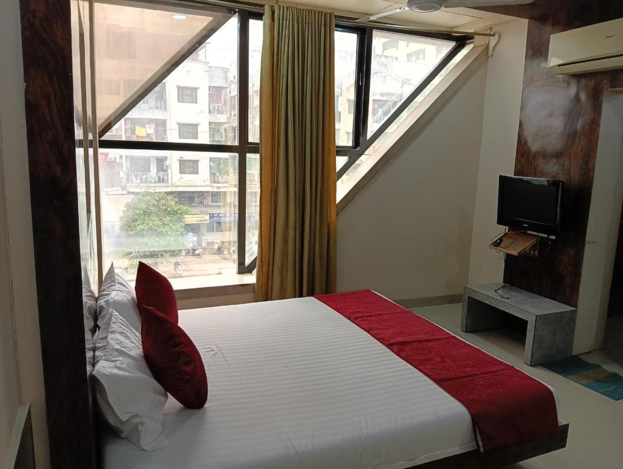 Hotel Tirupati Palace Indore Buitenkant foto