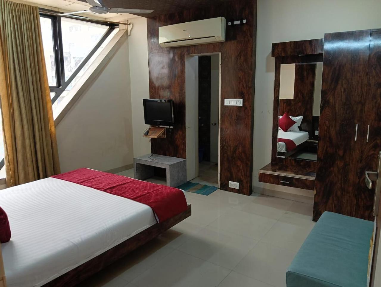Hotel Tirupati Palace Indore Buitenkant foto