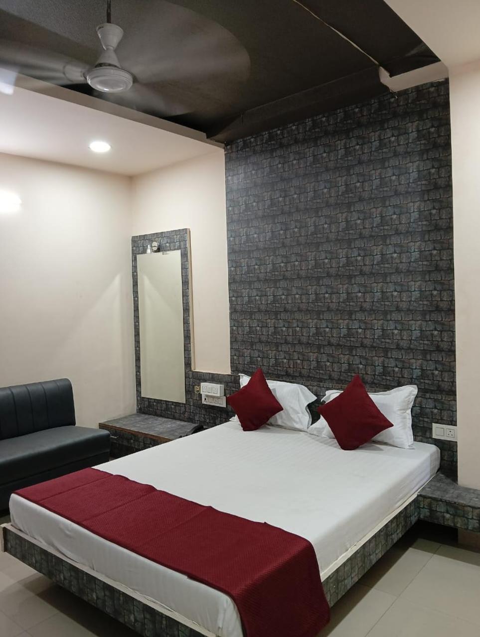 Hotel Tirupati Palace Indore Buitenkant foto